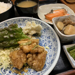 山翠 - 日替りランチ 700円 油淋鶏と塩鮭焼