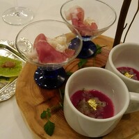 Ristorante IL PRINCIPE - ○パルマ産30か月熟成生ハム 梨
                      ○旬魚のタルターラ 十勝産ビーツ
                      ○パーネカラザウ 葉付き玉葱 ほたるいか