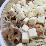 Sukiya - クリームチーズアラビアータ牛丼接写1。