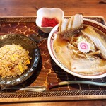 Kitakataramentaianshokudou - 背脂が少し浮いたノーマルな喜多方ラーメン