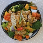 喜良久 - 鶏のから揚げ　こちらも野菜たっぷり！