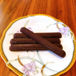 ツッカベッカライ カヤヌマ - 見た目は上品なスティックチョコレート、味は濃厚なビターチョコレート