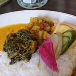 カレー&オリエンタルバル 桃の実 水道橋店 - 「ピクルス」と野菜スパイス炒めの「サブジ」