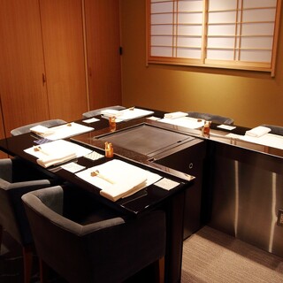 ２階個室は、大人３名様より承ります。
                                          エレベーターがありません。階段になります。