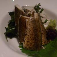 春秋ユラリ 恵比寿 - ホッケの刺身。脂がのっているのですが、嫌味なし。