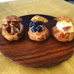 はなぶさ有機農園直営スイーツキッチン - シュークリーム。和栗、ブルーベリー、さつまいもからお選びください。