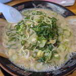 元気らーめん - 豚骨ラーメン、ネギトッピング