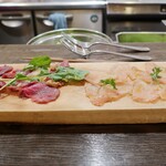 トリワイン ＰＩＫＯＳＨＨＨＵ - 鶏の２種生ハム