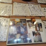 来々軒 - 店内サインいっぱい