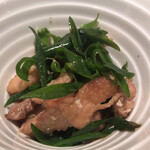 丿貫 - 丿貫(鶏せせりと青葱の黒七味和え)