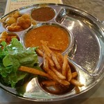 インドレストラン＆バー ガンズ - キーマカレー、野菜カレー、ダルカレー、ポテト、サラダ