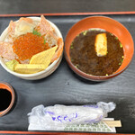 すし・ごはん 馬ん場 - 親子丼  1700円(税込)
            炙ってもらったサーモンがとても美味い。
            クセになってしまう。