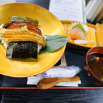 すし・ごはん 馬ん場 - 鰻と穴子のハーフハーフ丼 1700円(税込)
            インパクトあるランチだと思います。