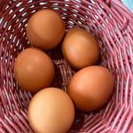 弁天の里 - 籠で供される生卵