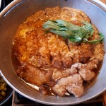 Shabu Shabu Sukiyaki Don Tei - カツは厚さもあり、美味しゅうございます。
                        写真の下側に、既に唐揚げがいます(笑)