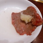 釜山道川 中井町本店 - 塩タン　ねぎ塩を乗せレモン汁で