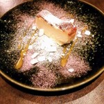 オッジ ダルマット - バスクチーズケーキ。砕いたメレンゲとマンゴーソース