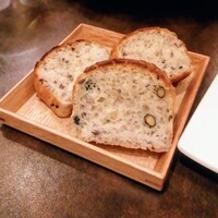 オッジ ダルマット 西麻布店 - この他に米粉の丸いパンも。
