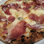 シシリヤ - 『クァトロ・フォルマッジ　プロシュート・クルード』　１８００円（税別）