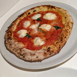 シシリヤ - 『マルゲリータ　モッツァレラ・ブッファラ　バシル』　１８００円（税別）