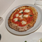 シシリヤ - 『マルゲリータ　モッツァレラ・ブッファラ　バシル』　１８００円（税別）