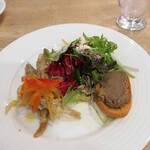ビストロ・ラ・ターブル - この日のランチＢ(税込１９００円)の前菜はワカサギのエスカベッシュとカリカリパンに塗られた鶏レバーペースト。