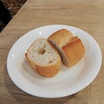 ビストロ・ラ・ターブル - 癖のない美味しいパンは焼き直されて。追加は６０円/個。