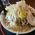 麺屋富味 - はい。登場しました「富味ラーメン」(¥850-税込)でーす。うんうん、これこれ！左上に少ーし見えるのが「山椒」の入れ物です。これをかけると頗(すこぶ)る美味しい。今回は「花椒(ホワジャオ)」だった。