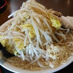 麺屋富味 - それでは役者さん全員を紹介します。手前やや右が「刻みニンニク」です。中央にそびえるは「茹でたもやしとキャベツ」です。 湖面に漂うは「背脂チャチャッ」で、右側を占領するは「チャーシュー2枚」です。