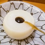 赤坂 詠月 - 蓋を取ったお写真も。スッとスプーンが入る柔らかさで均一に味が染みています。素晴らしい。