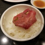 焼肉 鶯谷園 - 特上ロース軽く火入れオンザライス