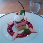 ミクニ マルノウチ - シブーストはべにほっぺが甘くてうまい。真ん中のケーキ？もねっとりおいしい。