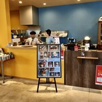 カフェ ワンダー - ブルーとイエローを基調としたファンタジーな店内