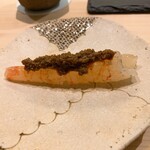 鮨 なんば - 北海道増毛の牡丹海老、上に蟹味噌と殻を砕いたものがトッピング 