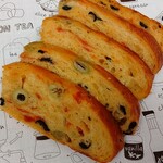 レタンプリュス - フォカッチャ トマトオリーブ￥360  こちらもモチモチ食感 ローズマリー感がちょっと強くて好みが別れそう