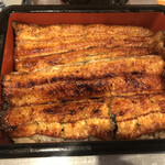 Unagi Musashino - 大きなうなぎ1匹がお重に横たわってますが、大きくて腹の辺りは重なってます。流石新仔うなぎですね。