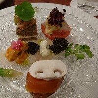 新門前 米村 - アミューズ。手前がからすみ。真ん中が平目。奥の左が牛とアボガド。奥の右がトマトファルシー。