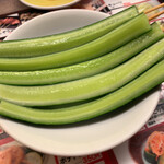 秋吉 - きゅうり乗ってくる皿が各店舗違っててそれを見るのも楽しみの一つ