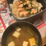 秋吉 - この焼き鳥重と赤だしが速攻きたので驚き!!