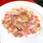 トーキョー ビア パラダイス バイ プリムス - スモークイベリコ豚のカルパッチョ 蜂蜜風味（880円）