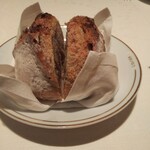 ロオジエ - 焼きたて パン ド カンパーニュ。コチラのパンの中ではこれが一番好き。なんて呟くと、新たに焼いて持って来てくれる支配人の気配りは もっと好き。