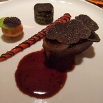 ロオジエ - 赤牛ヒレ肉のロッシーニ。赤い付け合わせは京ニンジン。焼き方 完璧、ソースばっちり、トリュフびんびんに香る、付け合わせも手抜き無し。