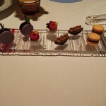 ロオジエ - 出来たてミニャルディーズ。左からグリオットのジュレを挟んだメレンゲ、バシュラン、ダージリンのムースを詰めたショコラタルト、マカロン。