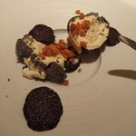 ロオジエ - パカっと割ったトコにトリュフスライスと、敷いてあったキャラメルをかけて完成です。