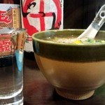 Sakedokorotoranosuke - 左：日本酒のハーフ（一合の半分で値段も半分）　右：具入り湯豆腐