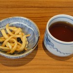 吉家 - うどんかりんとうを食べながら、うどんを待ちます　※2012年4月