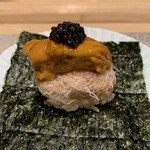 鮨 由う - 北海道噴火湾産毛蟹と青森県産むらさきうに
      由うオリジナルキャビアのせ　港区巻き