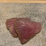 鮨 由う - 氷見産メジマグロのスモーク　地辛子で