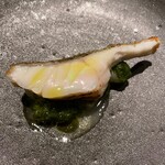 サンタキアラ - 鱗焼きにした伊良湖沖のアオハタと西尾の蕪～新青海苔のソース