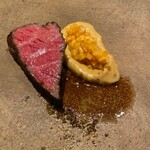 サンタキアラ - 愛知県新城市の源氏和牛のランプ肉、西尾のカリフラワーのピューレに岐阜の富有柿を白ワインビネガーでマリネしたソース